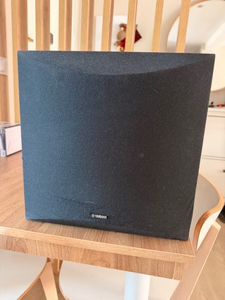 Subwoofer Yamaha auto amplificado 25-180 HZ 10”