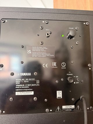 Subwoofer Yamaha auto amplificado 25-180 HZ 10”