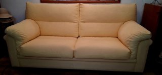 Sofá de tela beige y amarillo