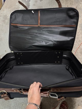 Maletín de viaje negro y marrón