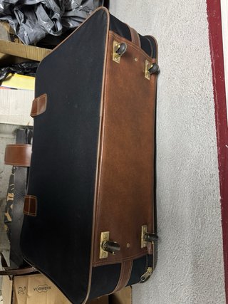 Maletín de viaje negro y marrón