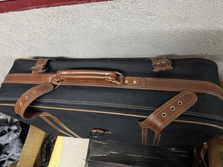 Maletín de viaje negro y marrón