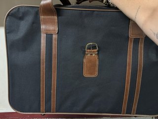 Maletín de viaje negro y marrón