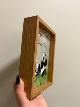 Quadretto con panda e fiori di ciliegio ricamati