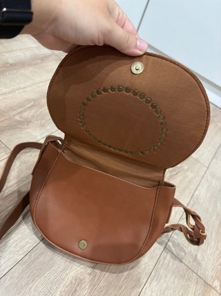 Bolso bandolera marrón con tachuelas