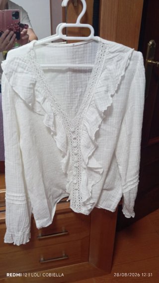 Camisa blanca con volantes y encaje