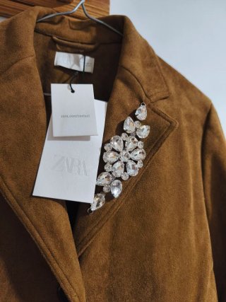 Abrigo Zara S con broche joya