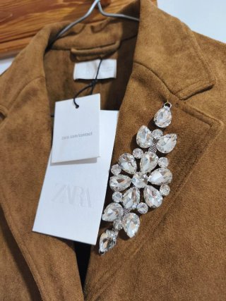 Abrigo Zara S con broche joya