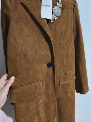 Abrigo Zara S con broche joya