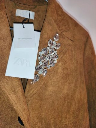 Abrigo Zara S con broche joya
