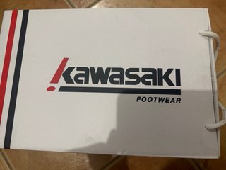 Zapatillas Kawasaki rosas y grises