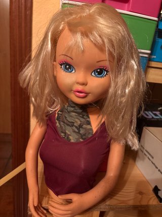 Busto de muñeca rubia