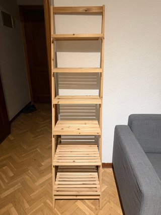 Estantería de madera estilo escalera