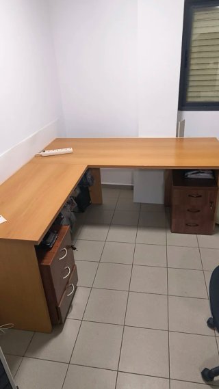 Escritorio en esquina de madera