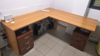 Escritorio en esquina de madera