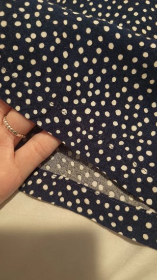 Mono azul marino con lunares blancos