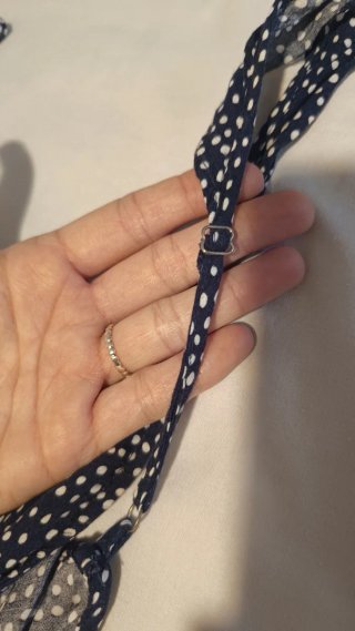 Mono azul marino con lunares blancos