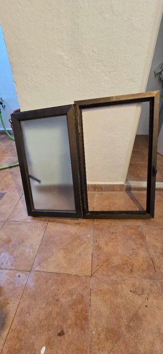 Ventana pequeña de aluminio 0,50 × 0,80