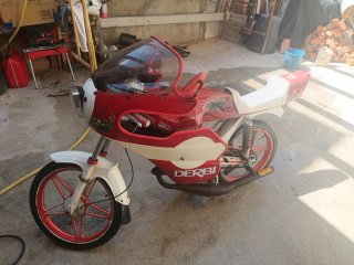 Moto Derbi Roja y Blanca