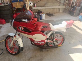Moto Derbi Roja y Blanca