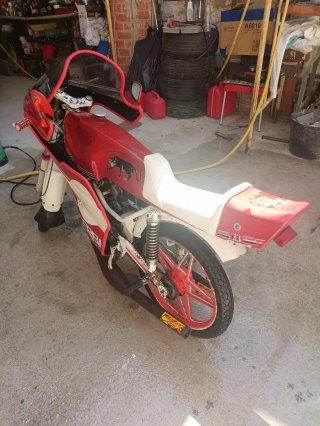 Moto Derbi Roja y Blanca