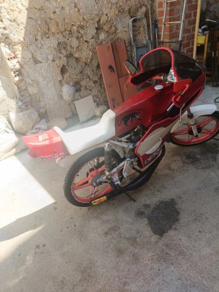 Moto Derbi Roja y Blanca