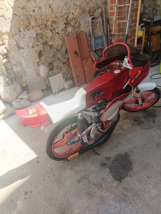 Moto Derbi Roja y Blanca