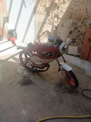 Moto Derbi Roja y Blanca