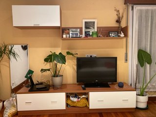 Mueble salón TV madera y blanco y baldas