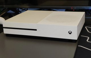 Xbox One S 1TB + 2 mandos + WWE 2K23