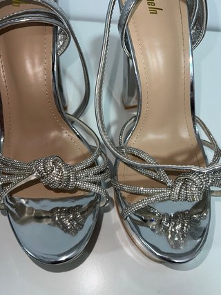 Tacones plateados Shein con pedrería