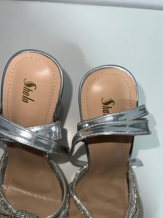 Tacones plateados Shein con pedrería