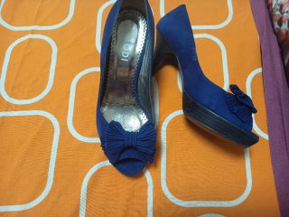 Zapatos de ante azul con lazo,con plataforma.
