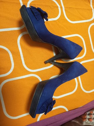 Zapatos de ante azul con lazo,con plataforma.