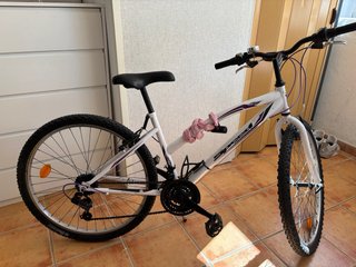 Bicicleta de montaña blanca para chica