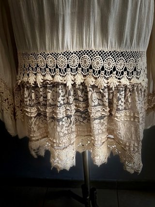 Casaca hippie beige con puntillas