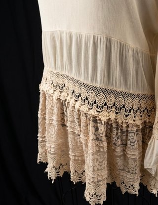 Casaca hippie beige con puntillas