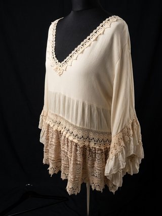 Casaca hippie beige con puntillas