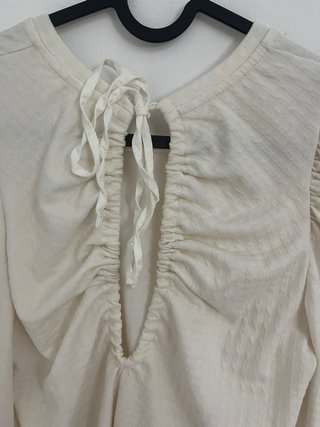 Blusa beige hombros abullonados talla única