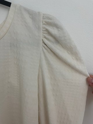 Blusa beige hombros abullonados talla única