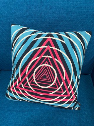 Cojín Diseño Triángulos y Círculos