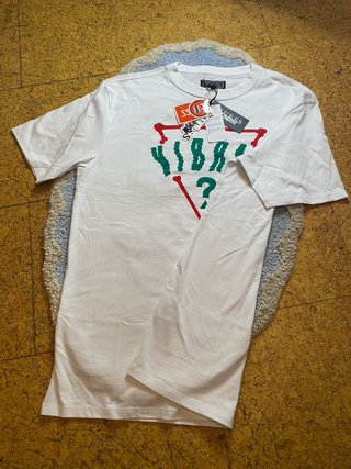 Camiseta Guess x J Balvin Vibras Nueva con Etiquet