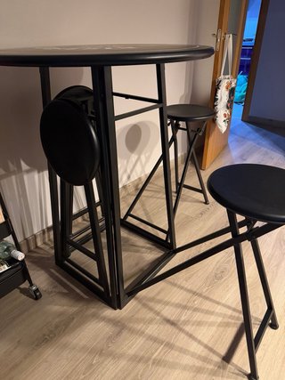 Mesa alta plegable con 4 taburetes