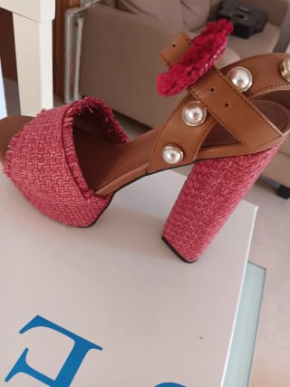 Sandalias Guess rosas y marrones