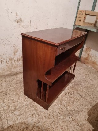 Mueble de madera marrón