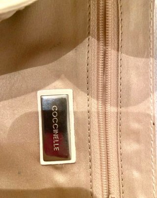Bolso blanco con cadena