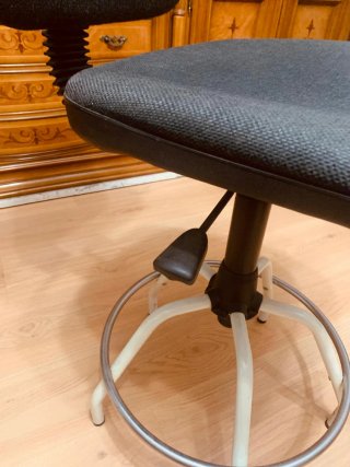 Silla alta de dibujo con tapizado gris
