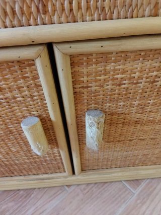 Comodino in vimini e legno