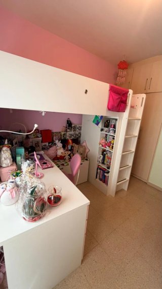 Cama alta juvenil con escritorio. colchón incluido