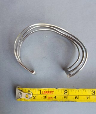 Pulsera de plata diseño curvo